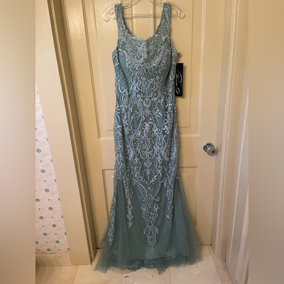 Ivonne D for Mon Cheri formal dress - Picture 2 of 6